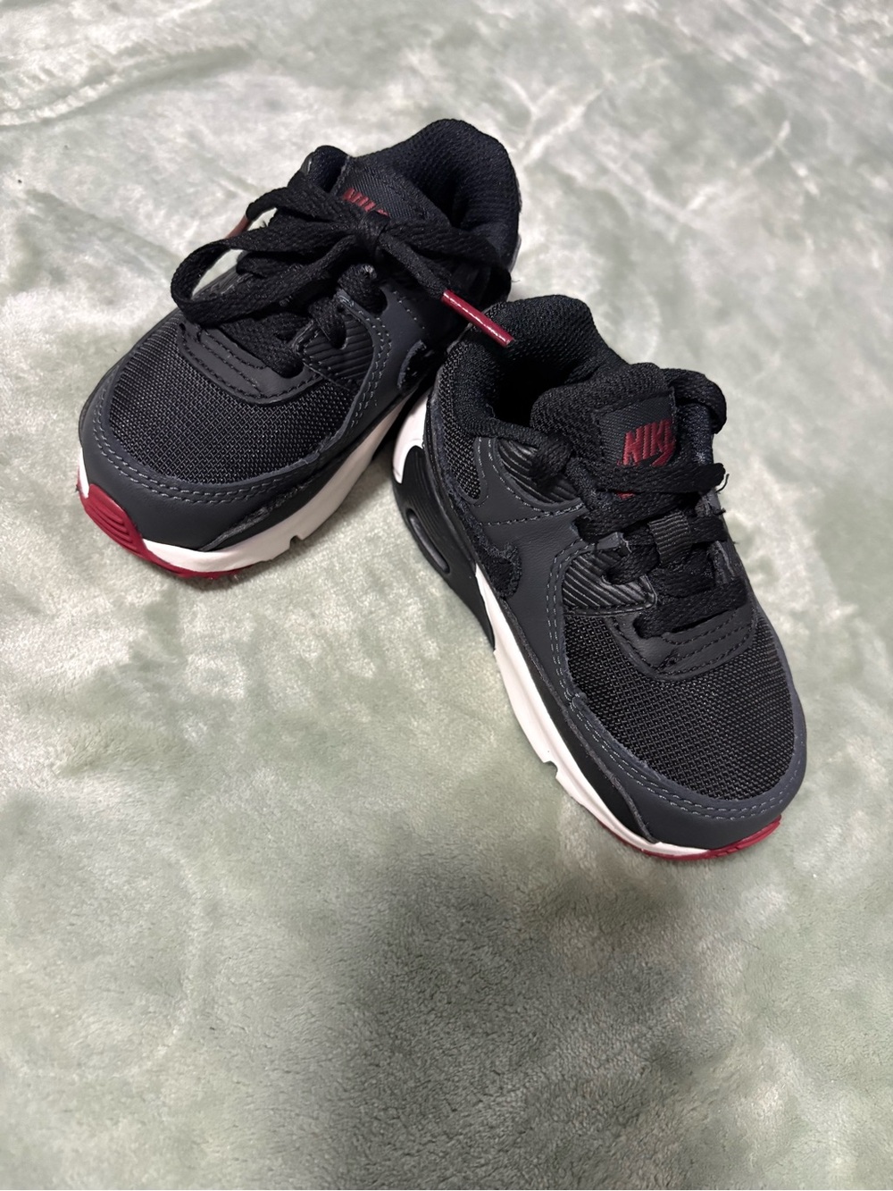 Nike Kids Black and Red Low-Top Sneakers
